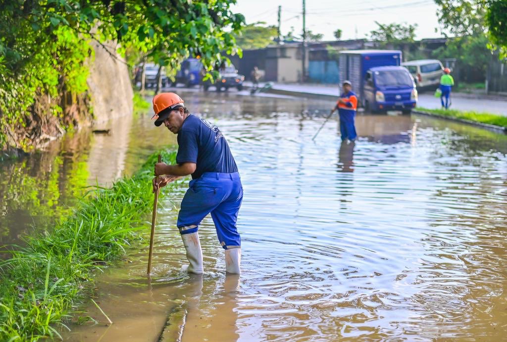Alcaldía de San Salvador redobla limpieza de drenajes y desagües ante llegada de época invernal alcaldia-de-san-salvador-redobla-limpieza-de-drenajes-y-desagues-ante-llegada-de-epoca-invernal